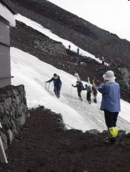 六合五勺小屋(P2)脇の雪渓横断