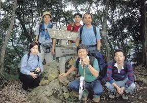 古賀志山頂上にて。紅一点の中和効果。