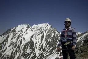 奥穂をバックに明神岳山頂にて