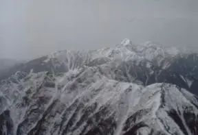 甲斐駒山頂から北岳・間ノ岳を望む