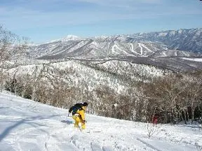 燧ケ岳を正面に荒砥沢に滑り込む