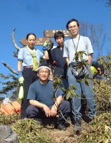 後袈裟丸山まで登り一応の満足を得たヒトビト