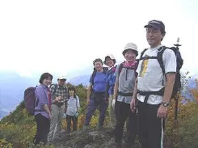 展望の白クラ尾根での中高年登山隊