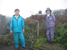 南月山にて 標識の上の手は山沢さんのです・・・、念のため