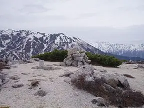 東餓鬼岳山頂 後ろは燕岳稜線