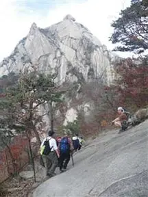 スラブ岩峰の主峰・白雲台は登山渋滞で断念