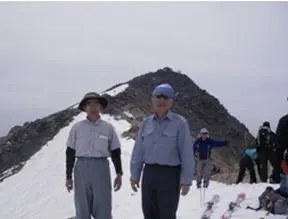 後ろに見えるのが剣が峰、頂上です