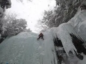 雪降る南沢小滝にて